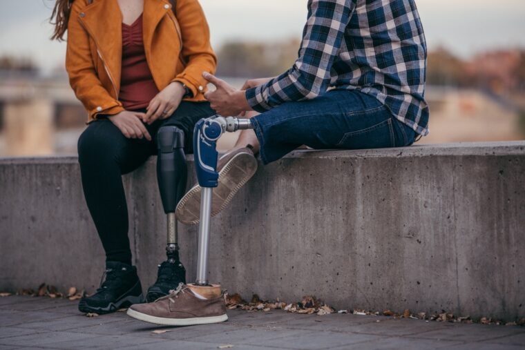 Paar sitzt am Wasser