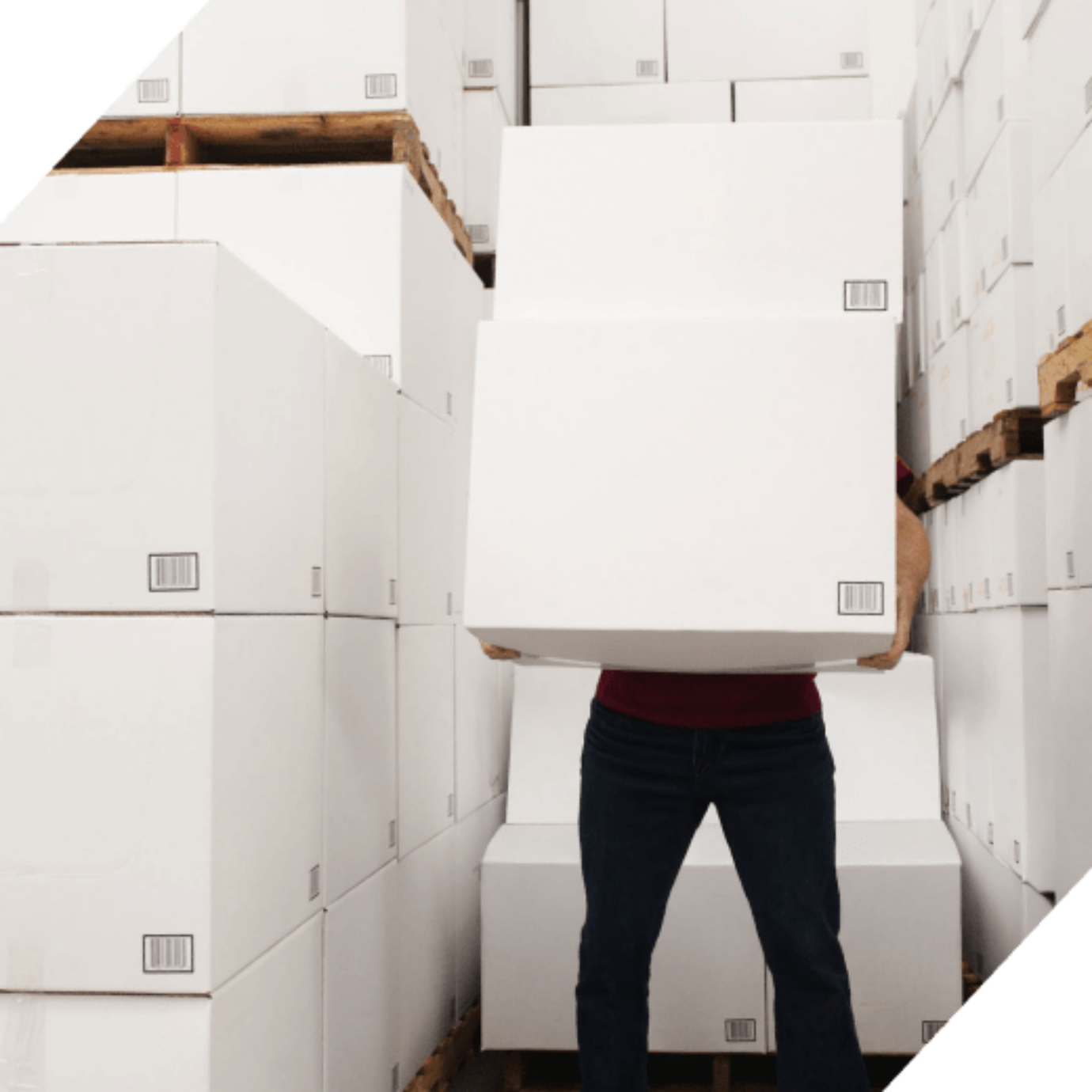 ein Logistikmitarbeiter trägt eine weiße Box in einem Lager