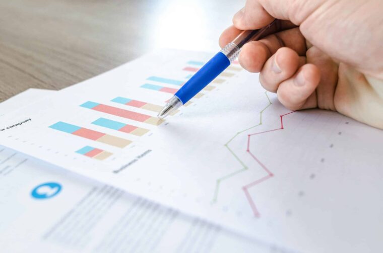 Person analysiert Statistiken
