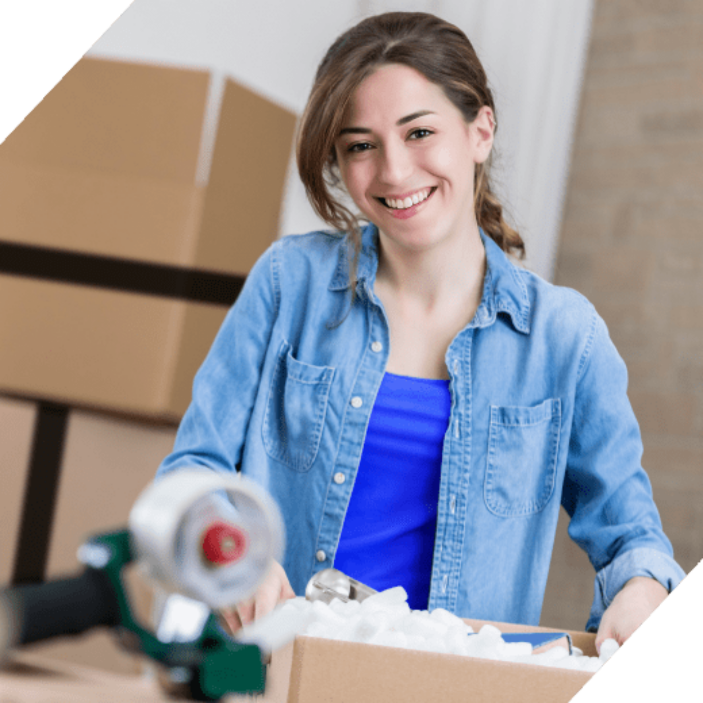 Junge Frau packt Pakete