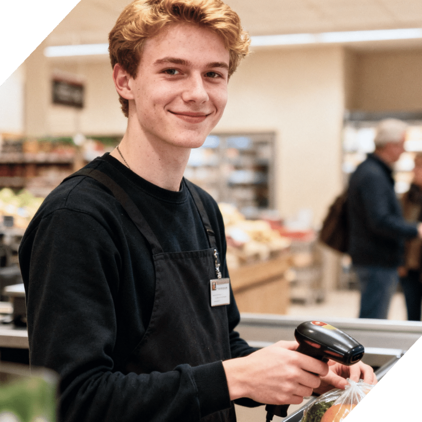 supermarkt-verkaufsmitarbeiter-student-männlich-waren-scannen