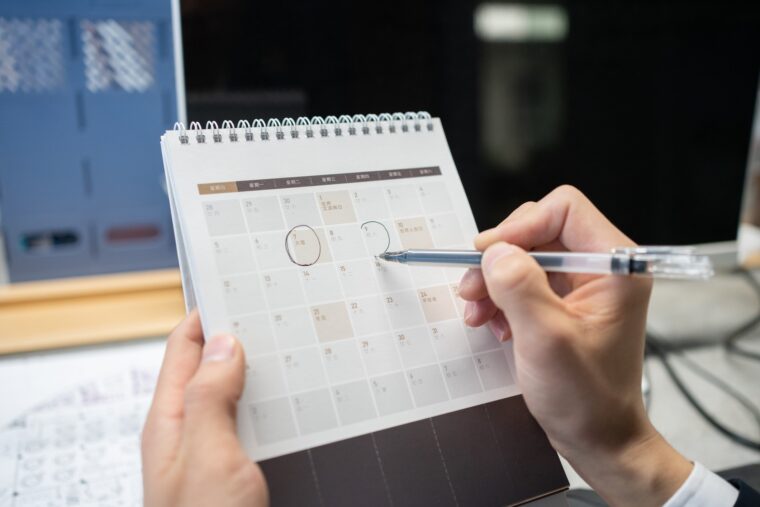 Person markiert Tage im Kalender