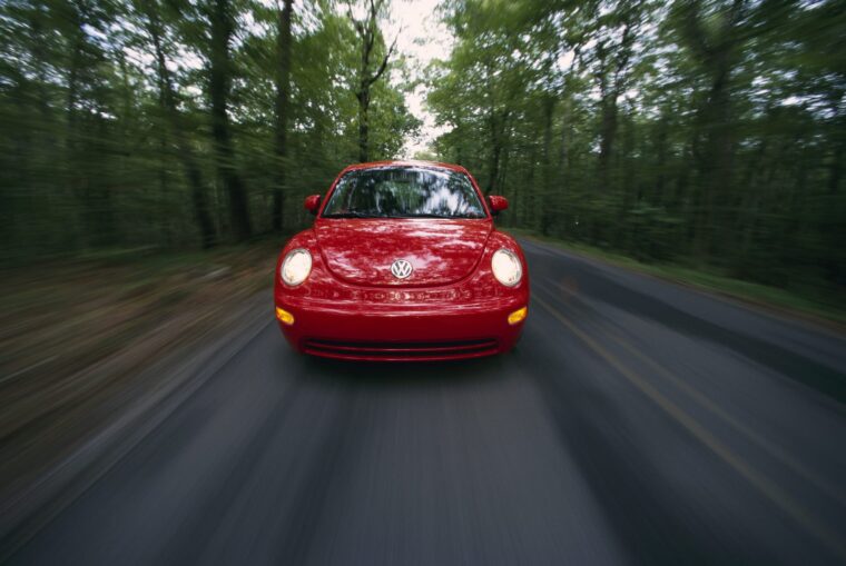 VW-Auto fährt auf Landstrasse