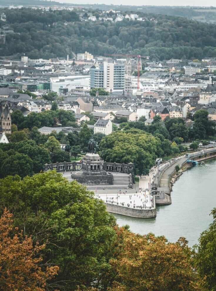 Luftaufnahme von Koblenzer Stadtgebäuden in der Nähe von Gewässern von Jonathan Kemper