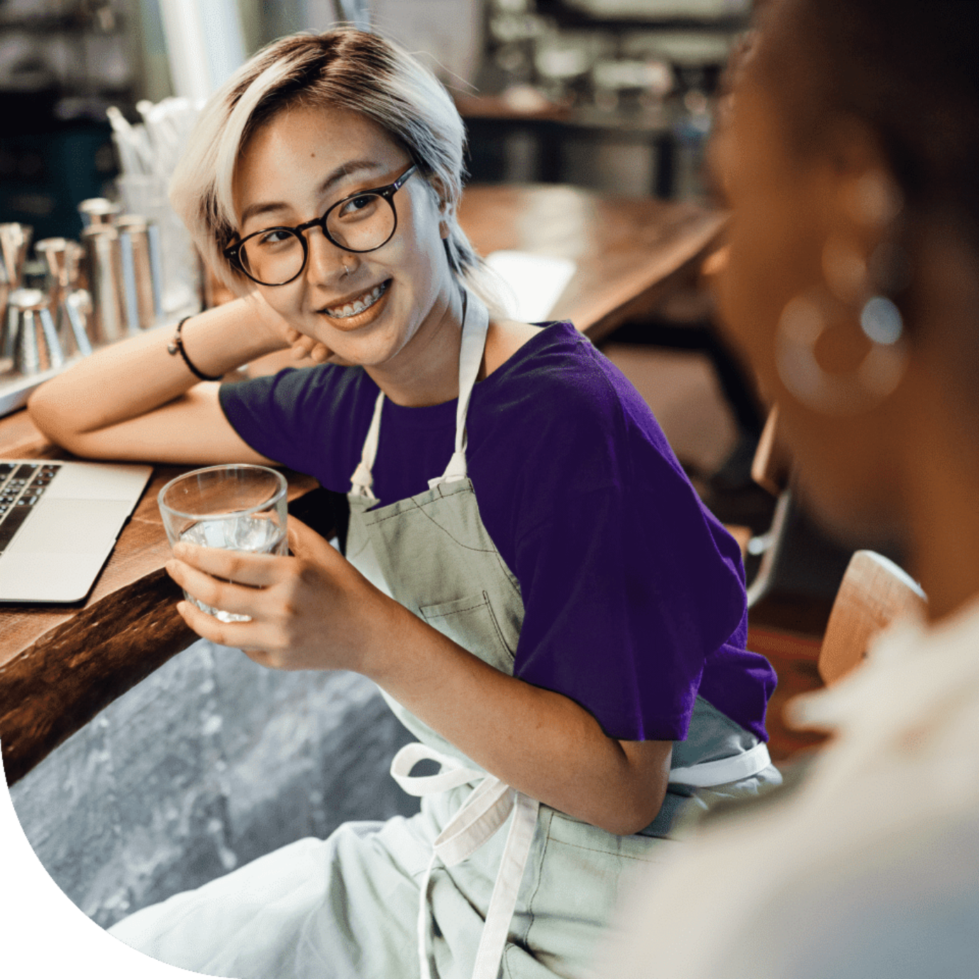 The Zenjob app features minijobs in food service. In this image, a young woman is taking a break from working in a café..