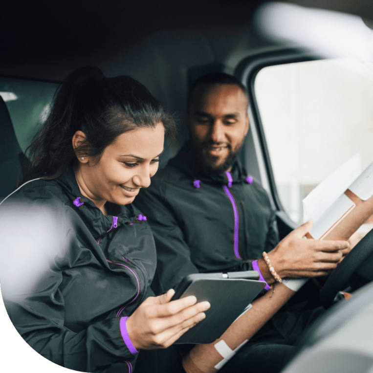 The Zenjob app offers many part-time jobs for English speakers. The image shows a young man and woman working as delivery drivers.