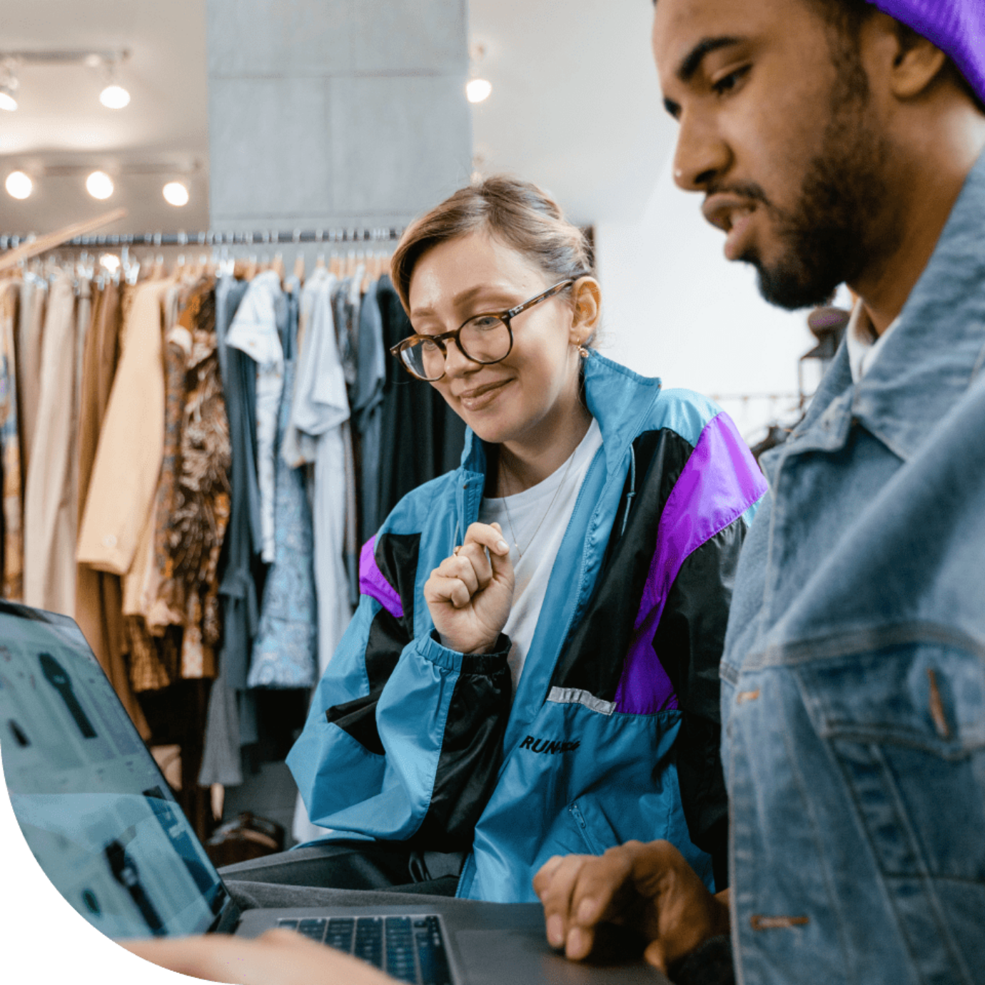 In the Zenjob app, you can find many student jobs in retail. The image shows a young man helping a female customer during his shift as store assistant.