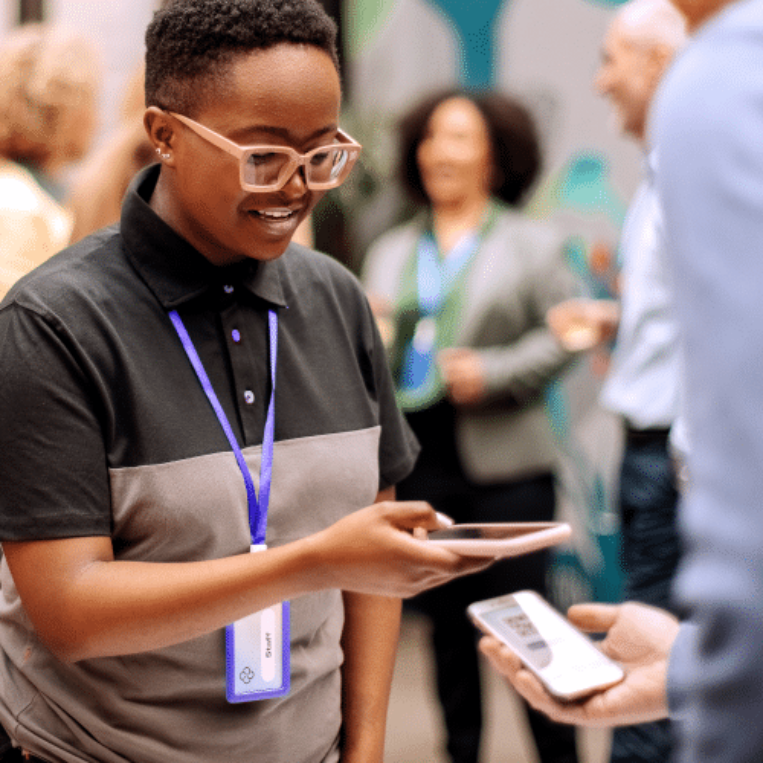 The image shows a woman working at a convention. Zenjob offers many student jobs at events, concerts and conventions.