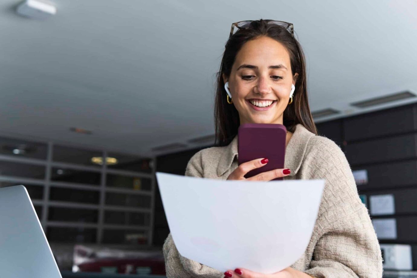 Girl scanning paper with mobile phone - Zenjob