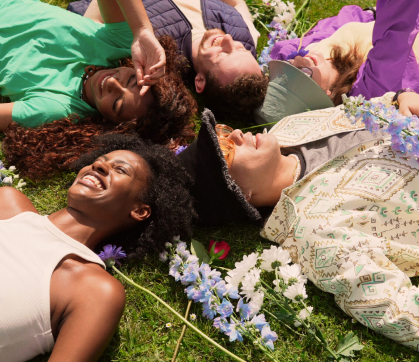 Part-time jobs: Young people relax on the grass - Zenjob recruitment agency