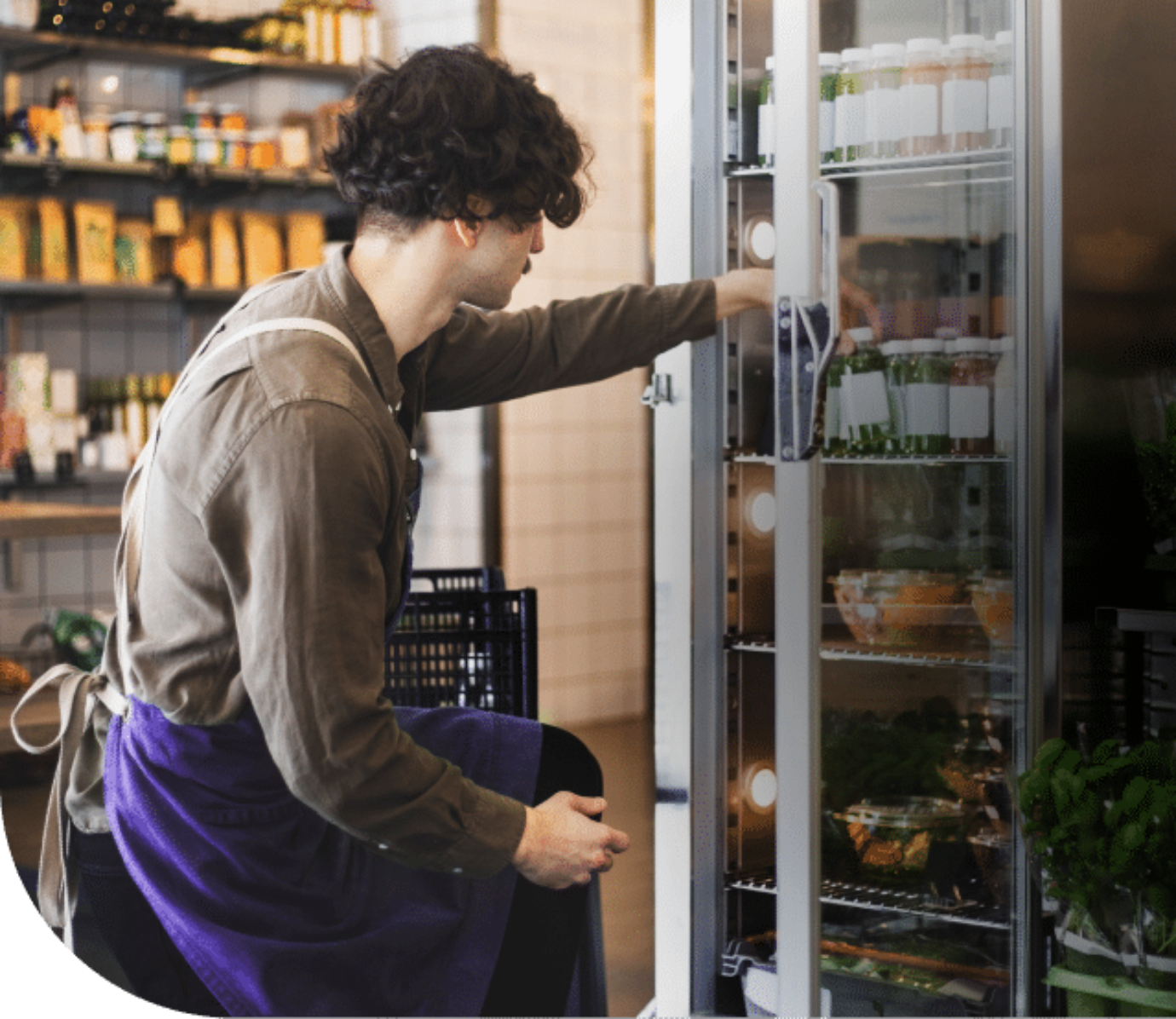 A young man is working as a replenisher at Zenjob. His employment at Zenjob takes place within the framework of short-term work.