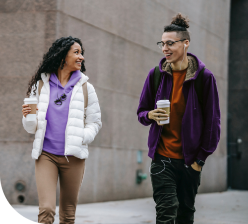 Two students discuss their employment at Zenjob on their way to university drinking a coffee-to-go.