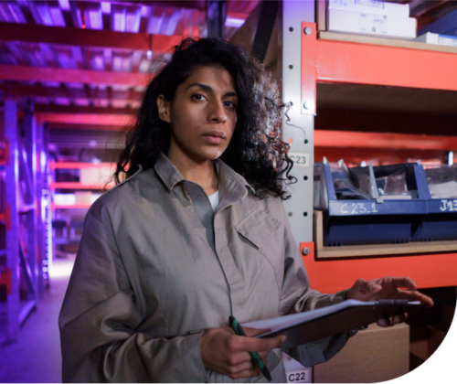 The image shows a young woman who works as a warehouse helper at Zenjob.