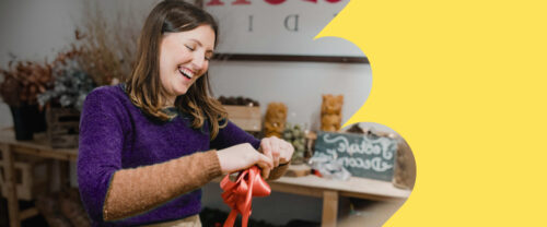 A young lady is doing one of her Christmas jobs at Zenjob at a Christmas market.