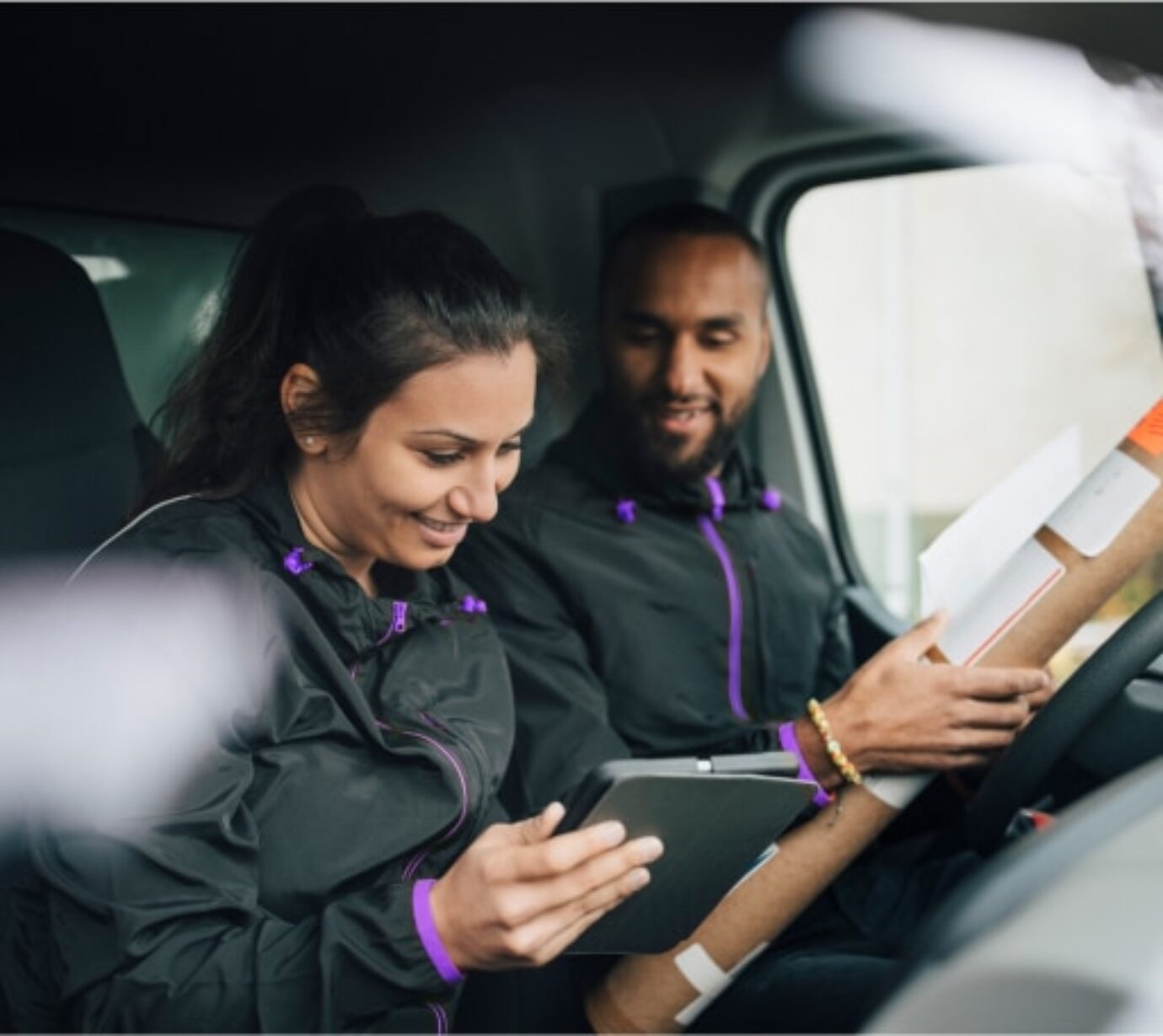 two young people who are working as drivers for Zenjob